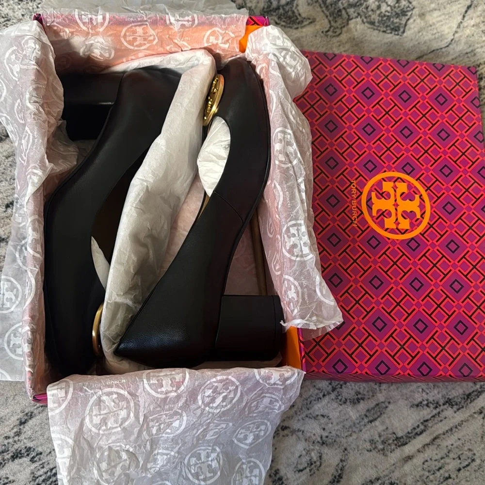 Tory Burch Black Chelsea Leather pumps with Gold Logo. Size 8